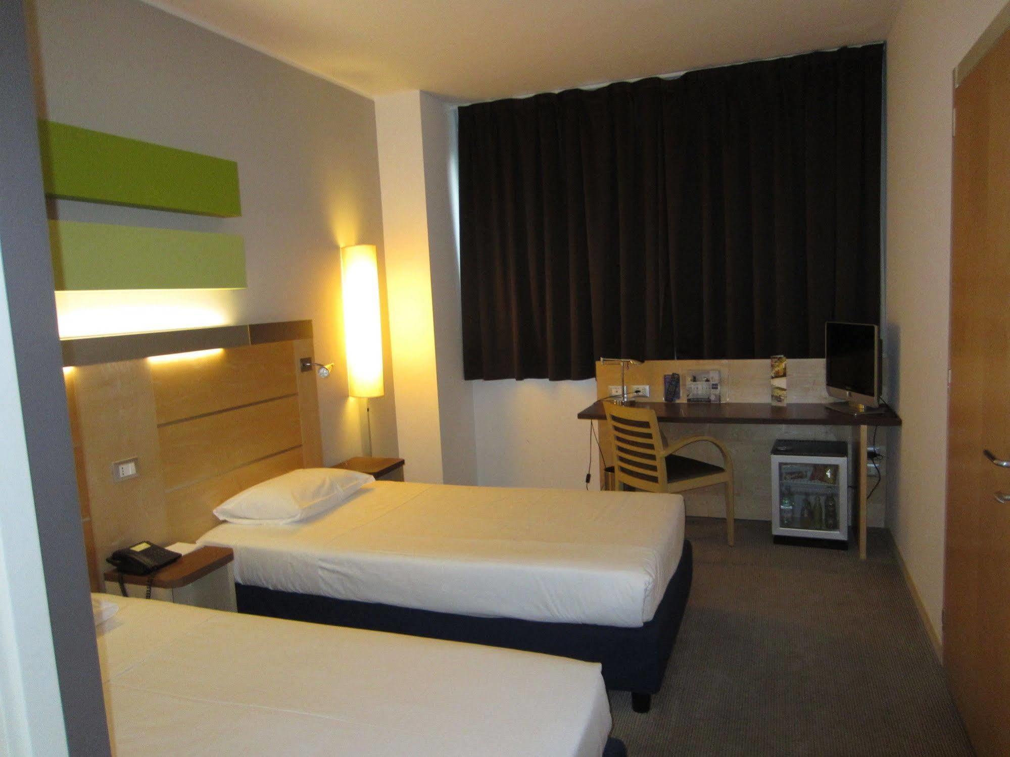 IH Hoteles Milano Gioia Exterior foto